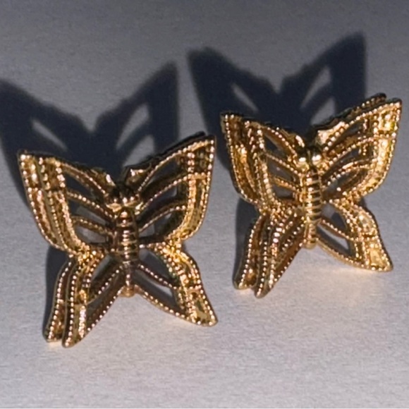 Gold tone intricate Butterfly design Earrings NWOT - Picture 1 of 8
